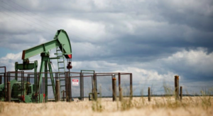 El petróleo cae por debilidad en la demanda y crecientes riesgos de sobreoferta